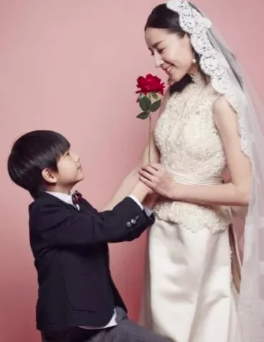 李嘉欣|李嘉欣和儿子共浴，多次亲吻，网友终于忍不了了：“别把孩子当情人养！”