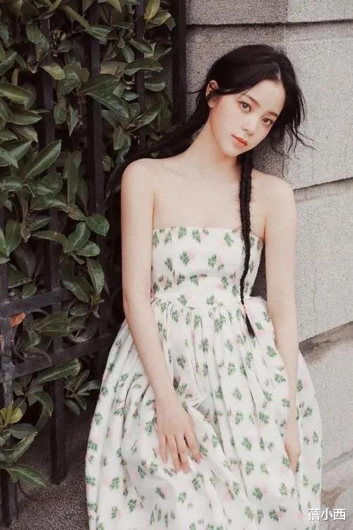 蓓小西|初秋出行怎么穿?欧阳娜娜手把手来教你,白色毛衣最百搭又时髦