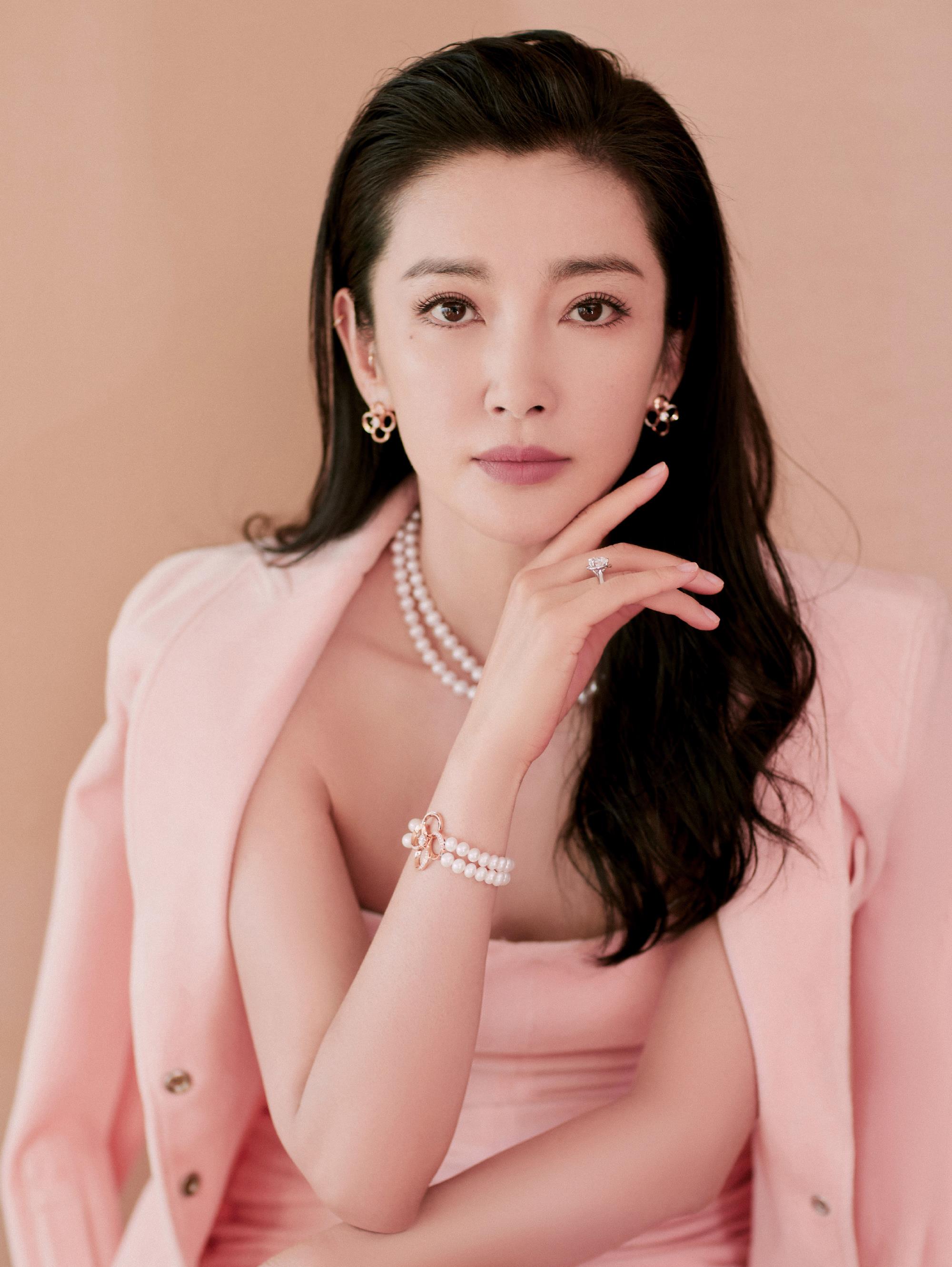 何洁|李冰冰身材真令人羡慕！穿粉色鱼尾礼服腰身婀娜，筷子发簪有点仙