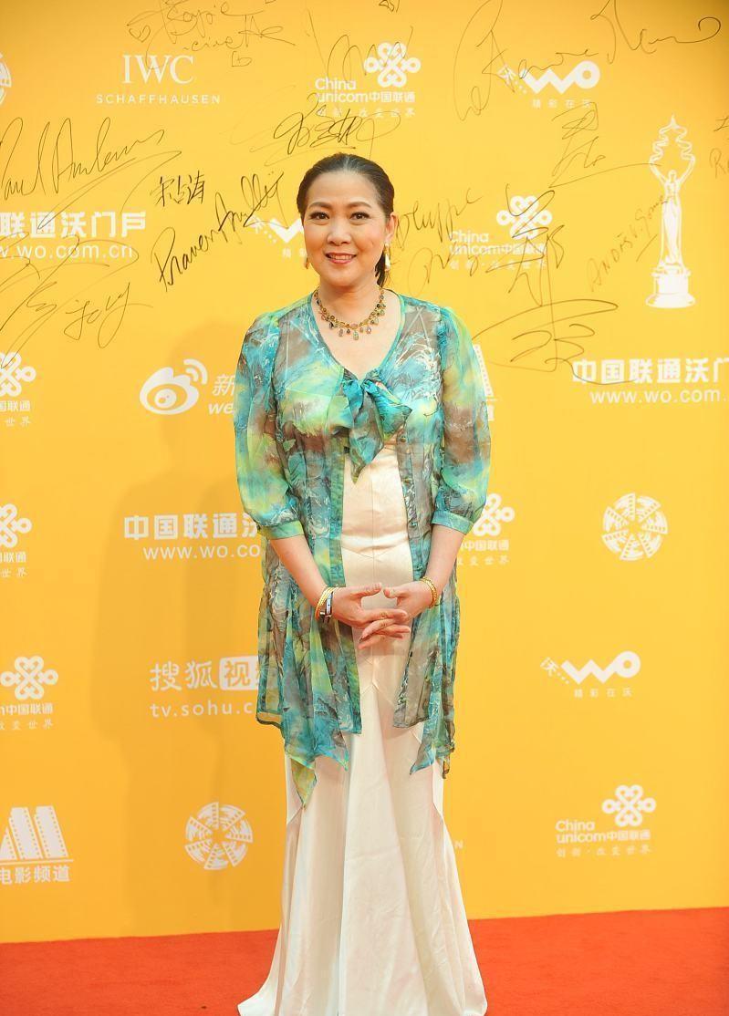 可馨育娃|沈丹萍的气质让人羡慕,就算发福气质依旧高贵,穿长裙有韵味