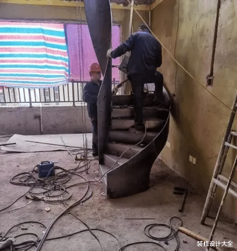 楼上邻居“野蛮”装修，楼下房顶被凿穿，搁谁谁不气！