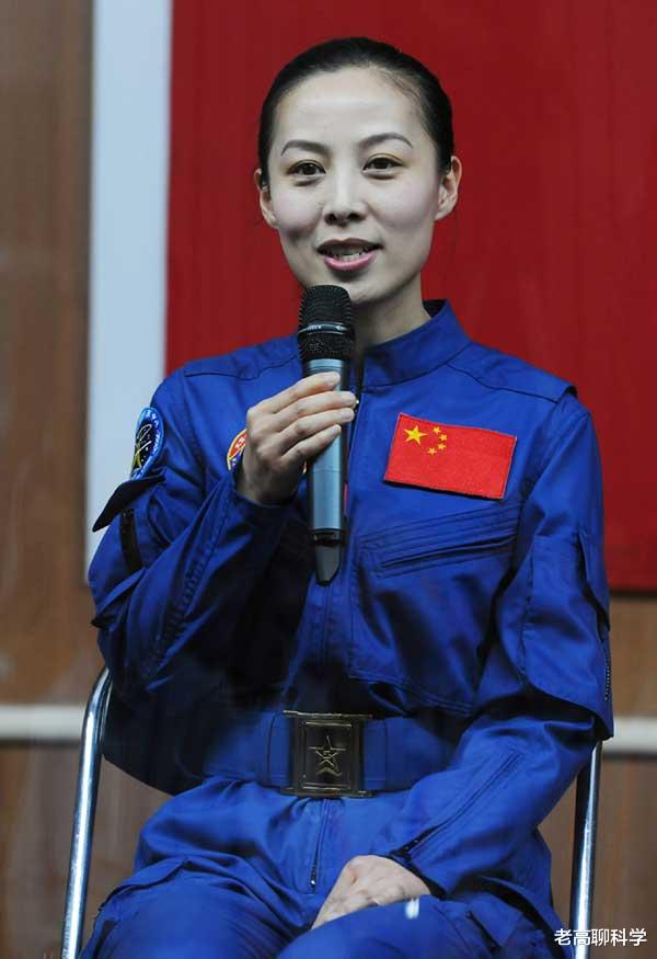 航天员 聚焦航天员王亚平:瞒着父母报考高中,跳伞后才害怕,开4种飞机