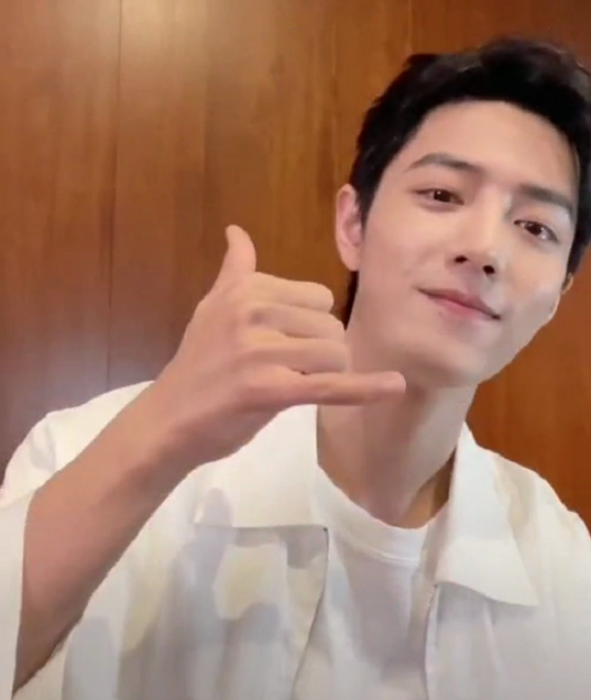 肖战|内卷又来袭！肖战合作品牌争相与其合唱，输赢已是一目了然