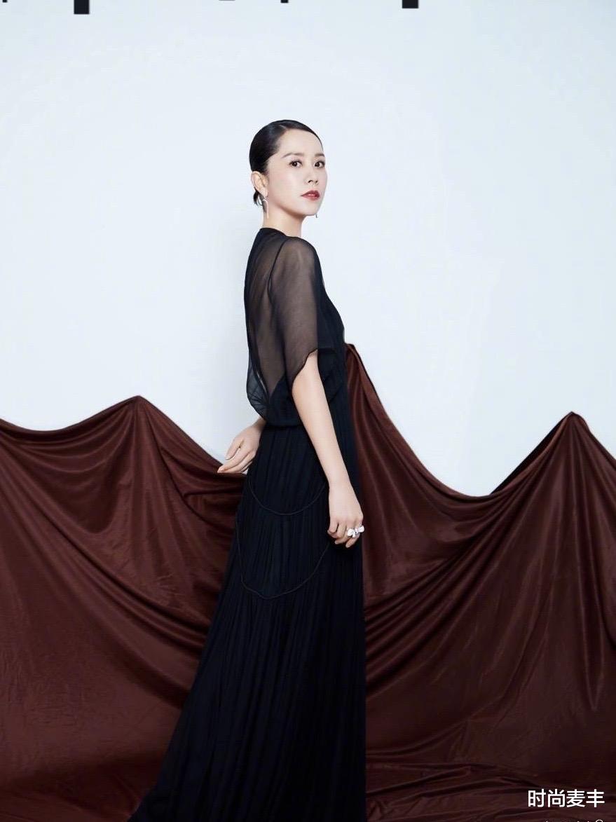 海清|扎马尾的海清太美了，黑色深v连体裤配开衫，香肩小露女人味十足