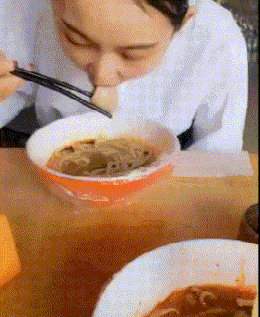 小谷阳|大哥，裤子不合身就别穿出来了，一旁的乘客都看不下去，太尴尬了
