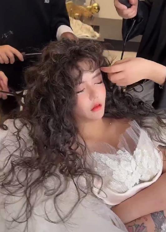 韩安冉|韩安冉跟老公拍婚纱照，近距离镜头下鼻子太吓人，整容痕迹好明显