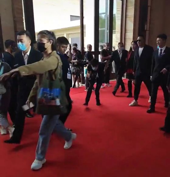 胡军|胡军现身三亚签约，保安们做出邀请手势，“明星没有必要这样子”