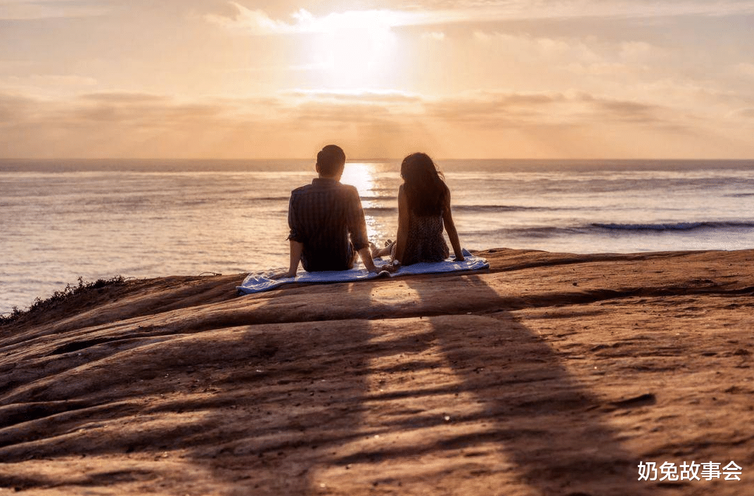 奶兔故事会|凌晨两点,老婆带着饭菜去安慰男闺蜜,第二天回家,老公:离婚吧