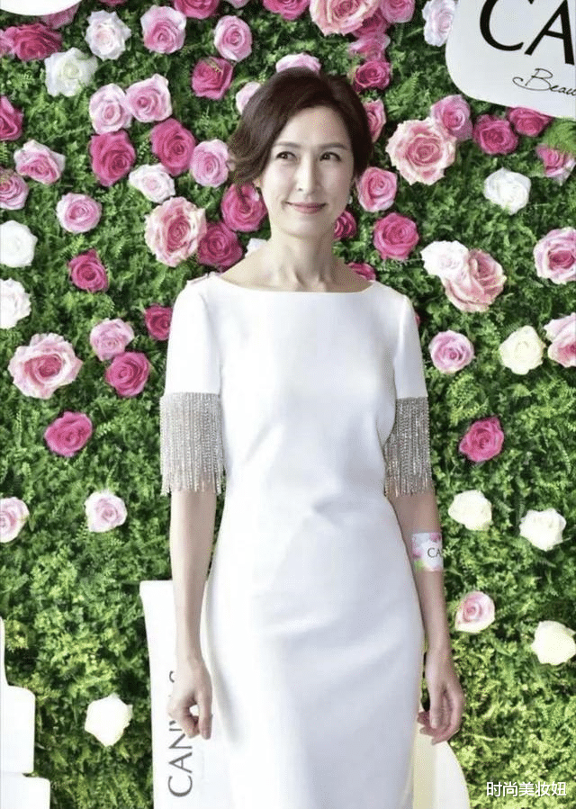 时尚美妆妞|刘青云把老婆宠成公主，郭蔼明穿薄纱衬衫配包臀裙，高级大气
