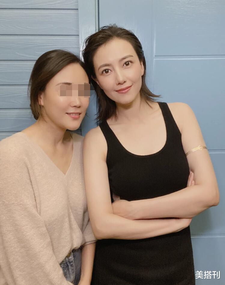 高圆圆 高圆圆被路人比下去了？穿露腰裙现身，网友：感觉合照女孩也不输