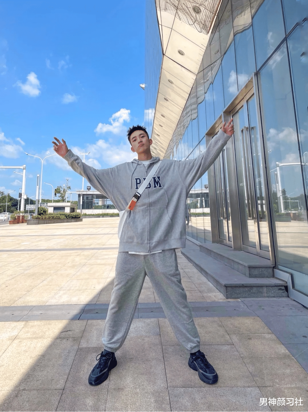 男神颜习社 男生版丨层次感+暖色系，秋日里让人怦然心动的穿衣方式