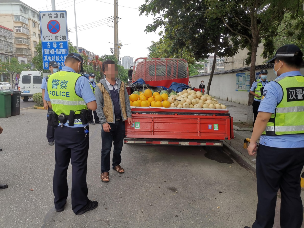 武汉交警 僵尸车、贩卖瓜果车……违停占道统统清理  交管部门全市拖车220台