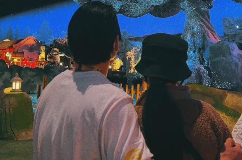 花匠小美 向佐带妻女打卡环球影城，郭碧婷被传怀孕后现身，身材成焦点