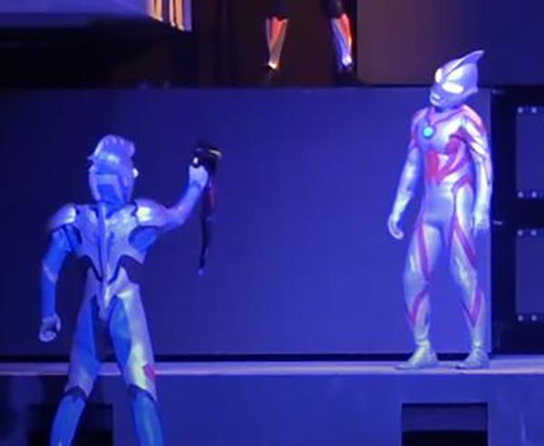 |奧特英雄EXPO新舞臺劇：澤塔和貝老白爆笑互動 欲借汝頭以服眾心