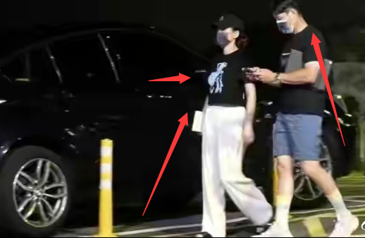 孔刘|陈乔恩怎么了？身材壮过男友，小腹高凸，前后慢走像老夫老妻！