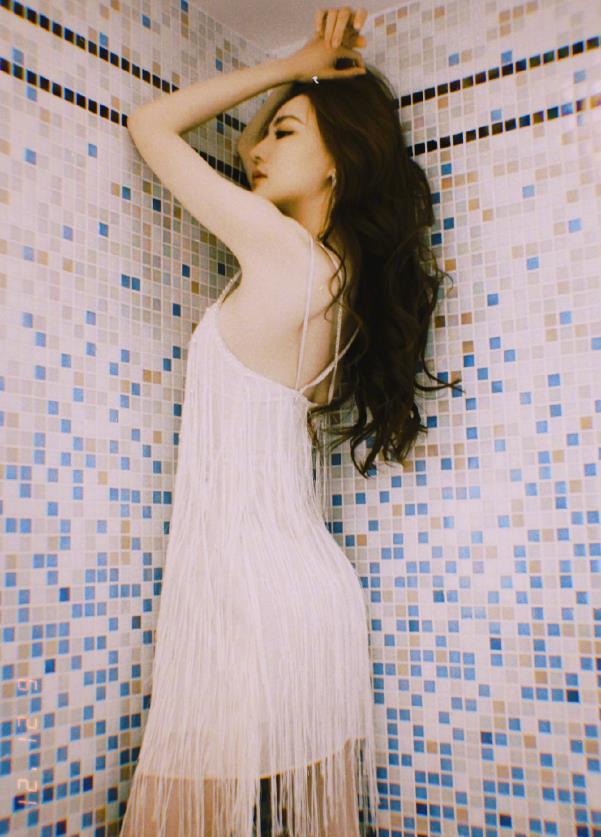 徐璐|徐璐挑战细带裙清凉露面，裙身就靠两细绳吊着，分手后彻底变了样