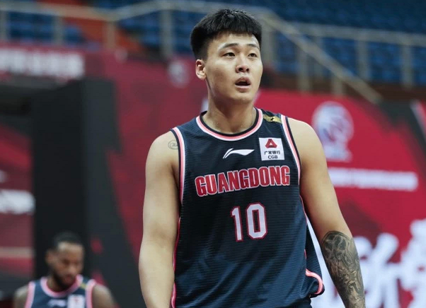 广东男篮|57+14！郭艾伦张镇麟打疯了，赵继伟阿伦附体，辽宁拒绝横扫！