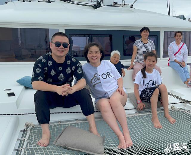 岳云鹏|岳云鹏老婆晒一家人出游照，俩女儿罕露正脸，麓一像姑姑长腿抢镜