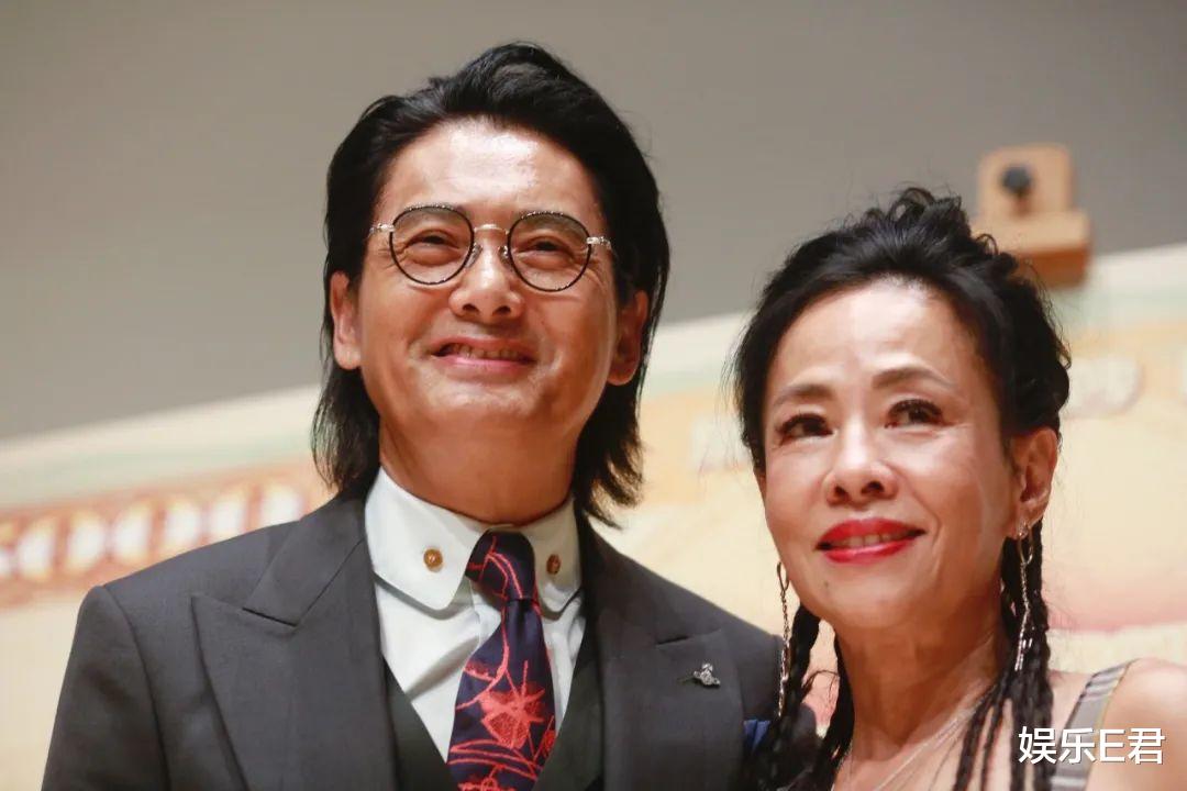 周润发|66岁周润发一人吃牛肉面，表现低调接地气，身家数十亿仍省吃俭用