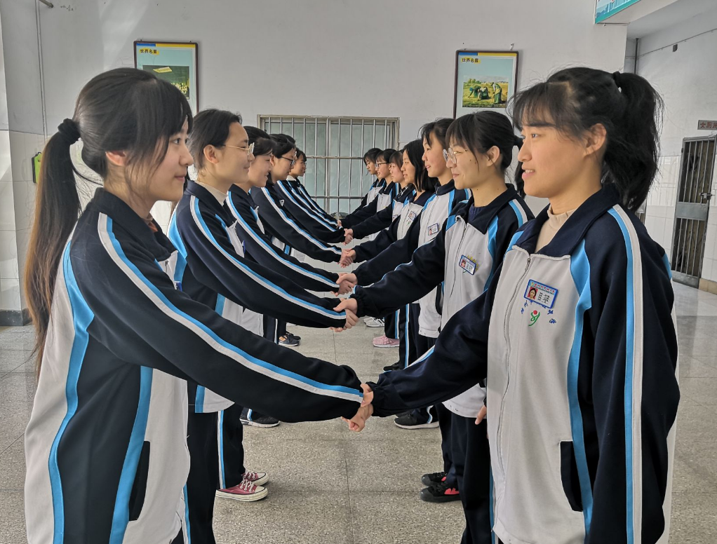 发型 初中“发型标准”公布，男同学欣然接受，女同学却嫌弃“太丑”