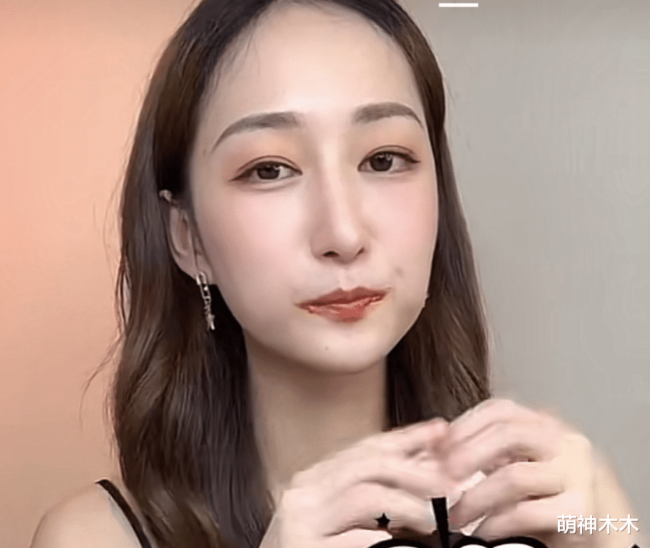 钟丽缇|网红吃播拍视频被偶遇，身边3个助理自带打光，手提上万名牌包