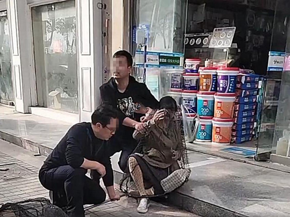 神鸟知讯资讯站 女子上街遛狗不牵绳，看城管要抓，她拿出一把刀，还骂了起来