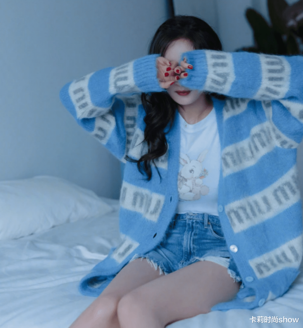 卡莉时尚show 杨幂为显腿长拼了，穿羊毛开衫配吊带小短裙，不知道是冷是热