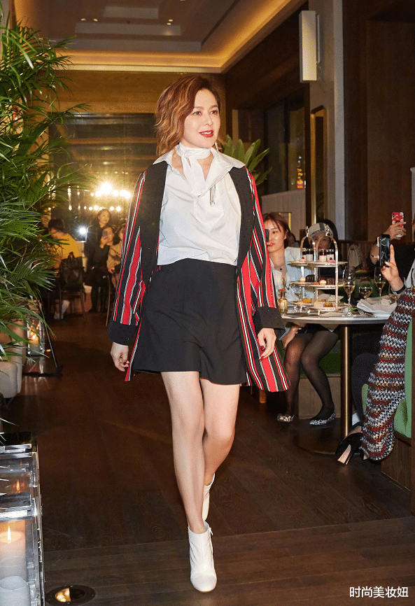 混搭|58岁关之琳又美出圈了，穿橘色连衣裙真显气质，配短发年轻10岁