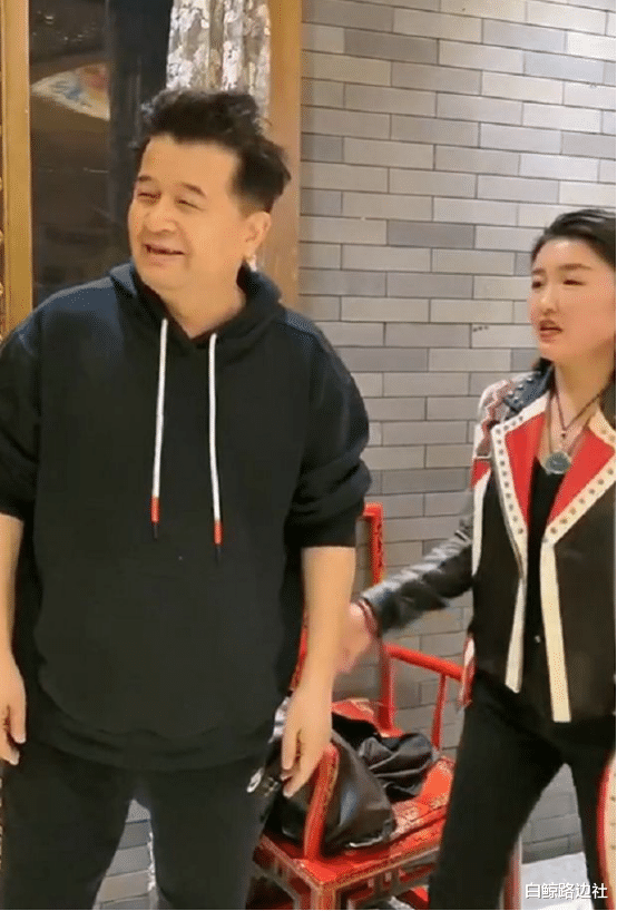 毕福剑|62岁毕福剑近照曝光!为侄子庆生现场题字,胡子拉碴眼睛似睁不开