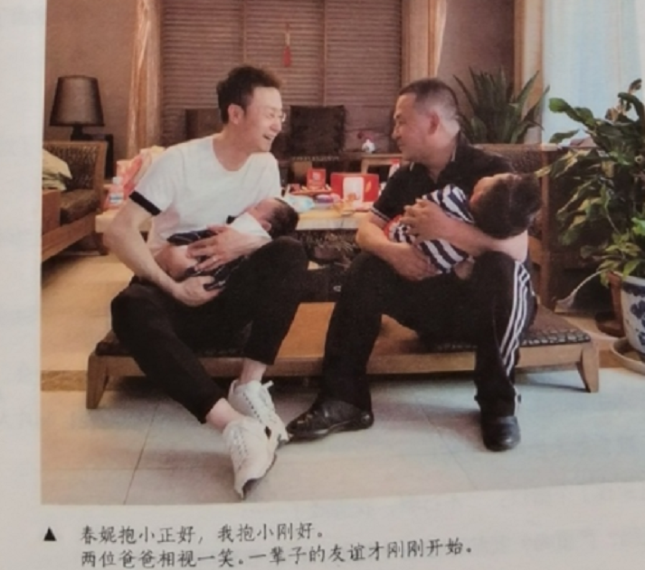 月亮姐姐|月亮姐姐富商老公罕见曝光，与刚强同框模样显老，紧抱儿子满脸笑