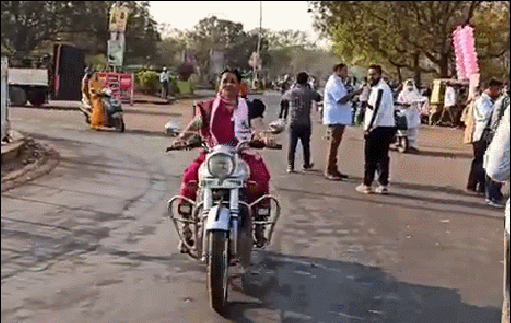 love健身|印度女医生穿纱丽健身,肌肉附体,网友却说:穿好衣服再来健身