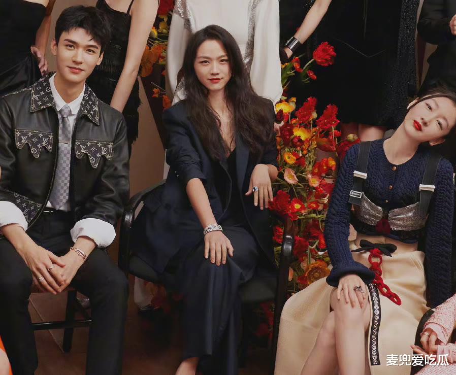 郑嘉颖|合影暴露娱乐圈地位？张艺兴败给新晋流量龚俊，杨幂被挤到最后面