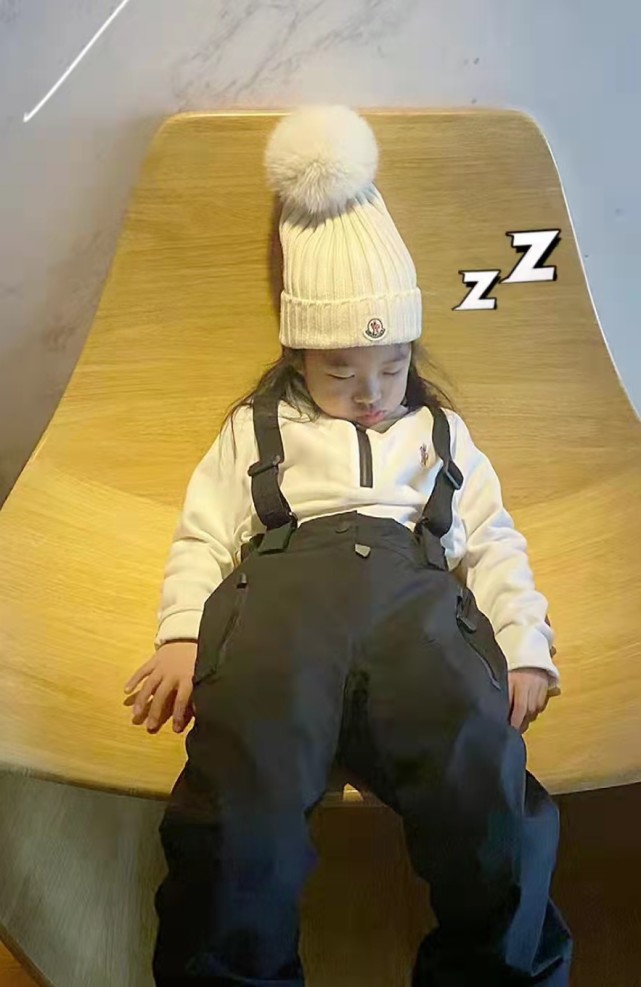 章子怡|章子怡记录女儿双板滑雪，换上新战衣后模样超帅气，最后玩累到坐着打瞌睡