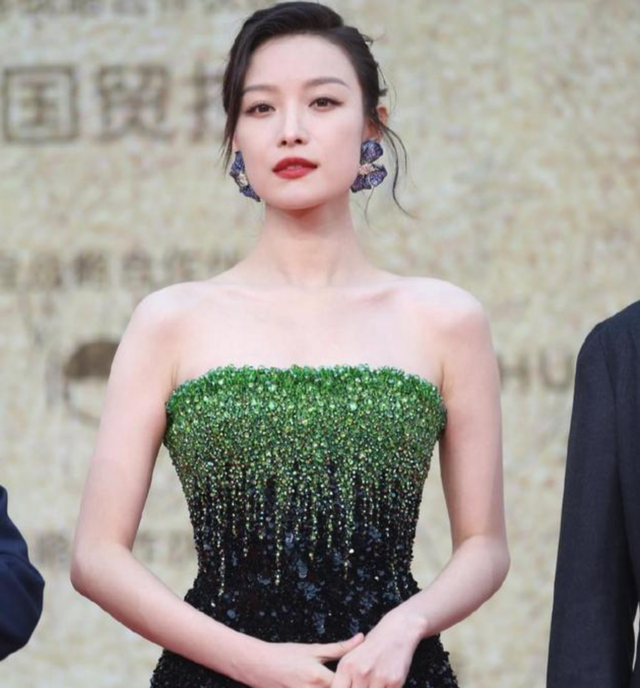 关晓彤|关晓彤穿短裙工作冷到发抖!咬紧牙关倒吸冷气,鼻头脸颊冻到发红