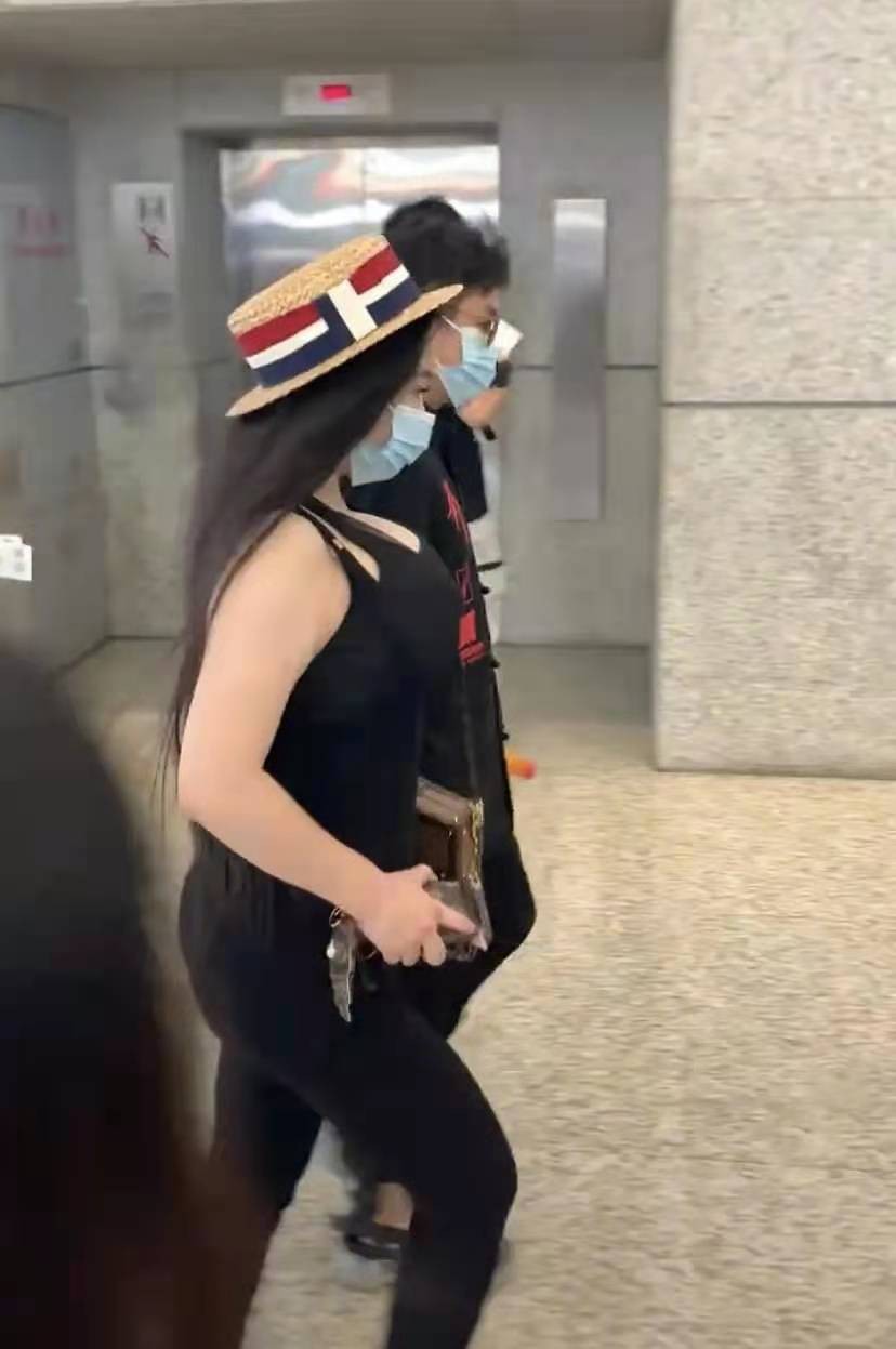 时尚风行派|邹市明夫妇现身！冉莹颖穿搭清凉露出内衣肩带，身材比卡戴珊还辣