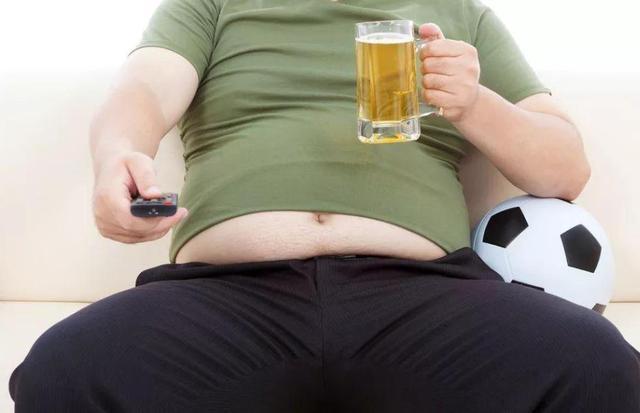 油腻男|中年油腻男的“标配”,你中招了吗?若都不符合,恭喜你还年轻