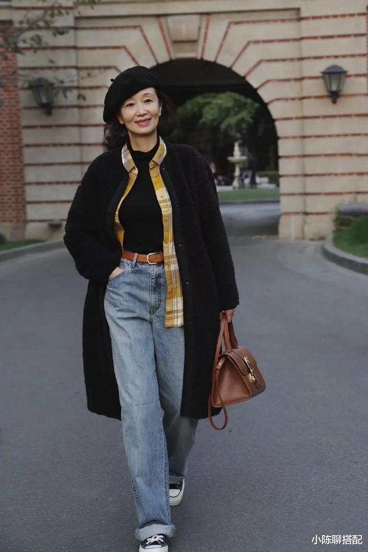 小陈聊搭配 这才是60+女人该有的大衣打扮，不显老不扮嫩，妈妈们可以照着穿