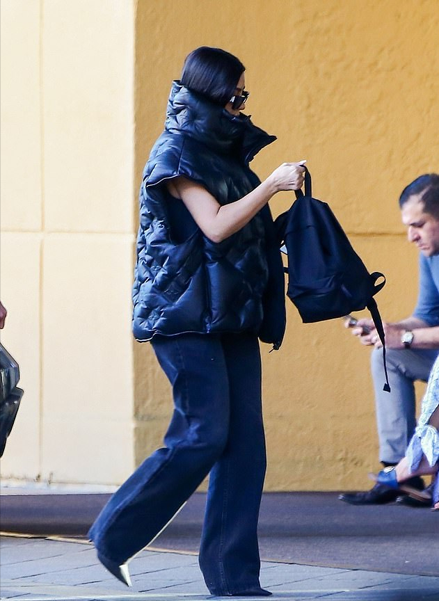 金·卡戴珊|金卡戴珊的穿衣风格大变样！连帽卫衣好显嫩，与鲜肉男友高调约会