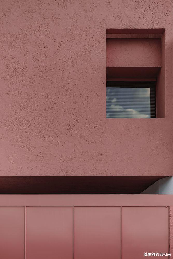 狭长型红色三层住宅:朴素简单的色调下,由天井引入阳光