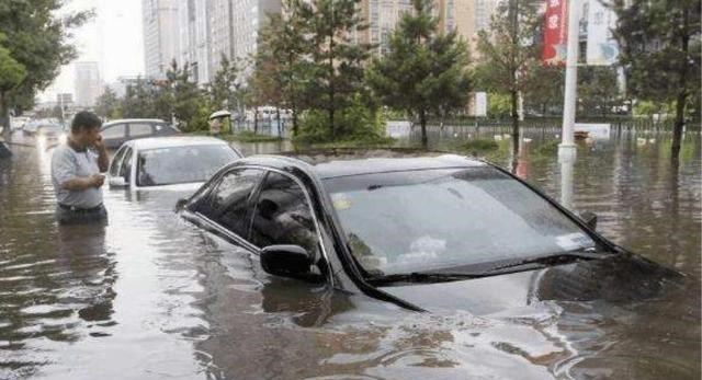 梵恩诗伊宁哥|城市严重内涝，为啥很多车主看着车子被淹，也不选择开走