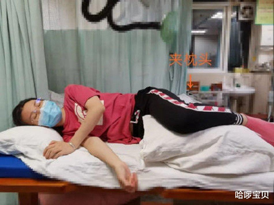 哈啰宝贝|18岁女孩脊柱弯曲，只因睡眠姿势不正确，网友笑称：我睡觉会转圈