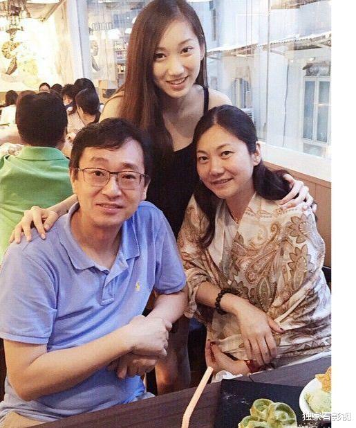 张雨绮|港姐12强，不走后门的星二代让爸爸撑场，两位佳丽因粤语被淘汰？