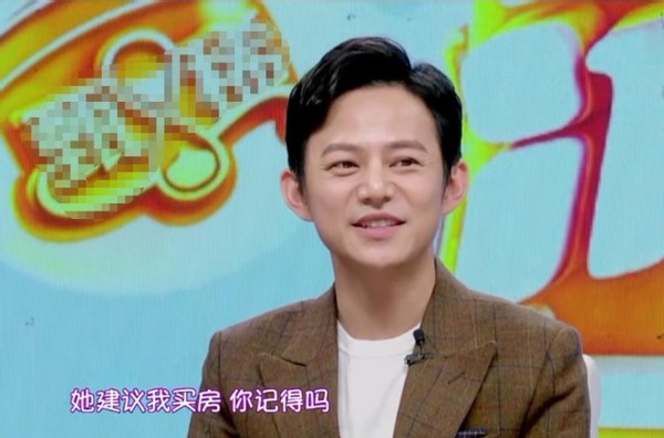 李湘|45岁李湘豪宅内晒全家福，巨型玫瑰摆门口，三万名牌包用来装猫