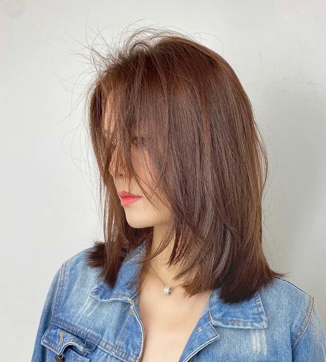 发型|波浪卷已经不流行了，今秋流行直发，减龄显脸小