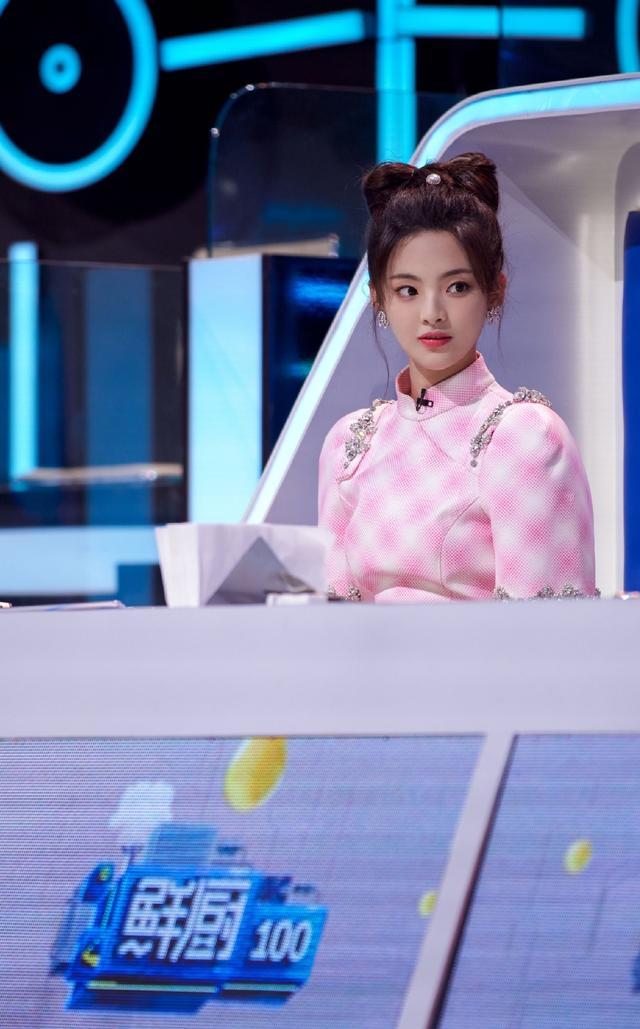 杨超越|杨超越成综艺咖,穿旗袍裙出镜扮“在逃公主”,蝴蝶结发型抢镜