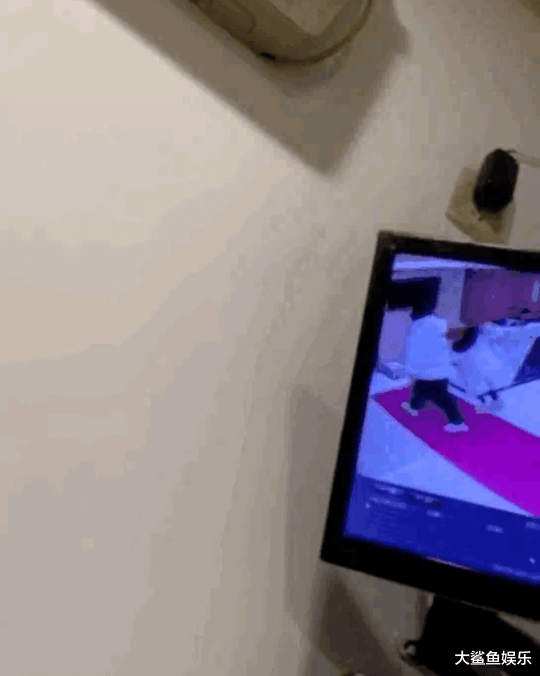 沈月|监控视频里的衣服被网友扒出来了，网友在机场拍到钱枫穿着这款白色羽绒服