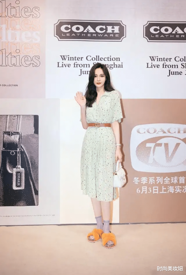 时尚美妆妞|陈松伶携小8岁老公走机场，穿碎花连衣裙身材发福，仍被宠上天