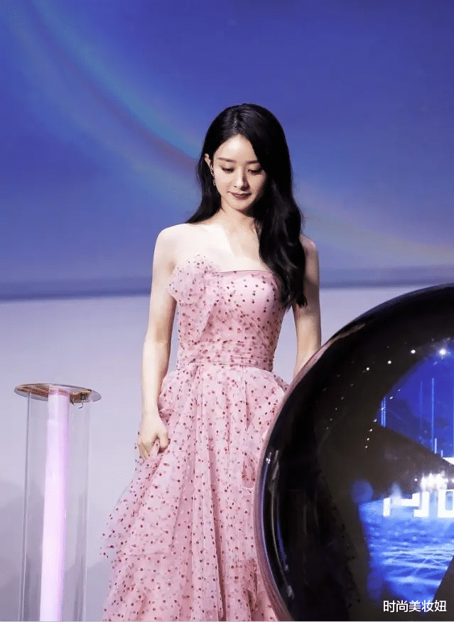 赵丽颖|“单身”的赵丽颖太惊艳，穿白色抹胸连衣裙现活动，美得高级精致