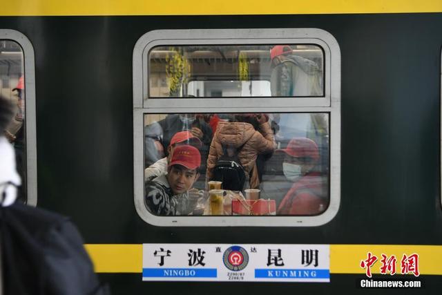 中工网 1980余名云南农村劳动力集中外出务工