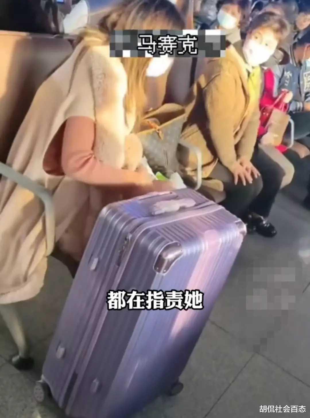 女子用包占座,老人欲坐未果,还被女子连声大骂“老畜生”